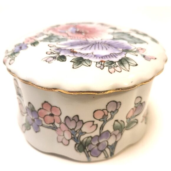 Decorative Scalloped Trinket Box with Gold Trim Vintage Asian Signed Porcelain - Picture 1 of 10